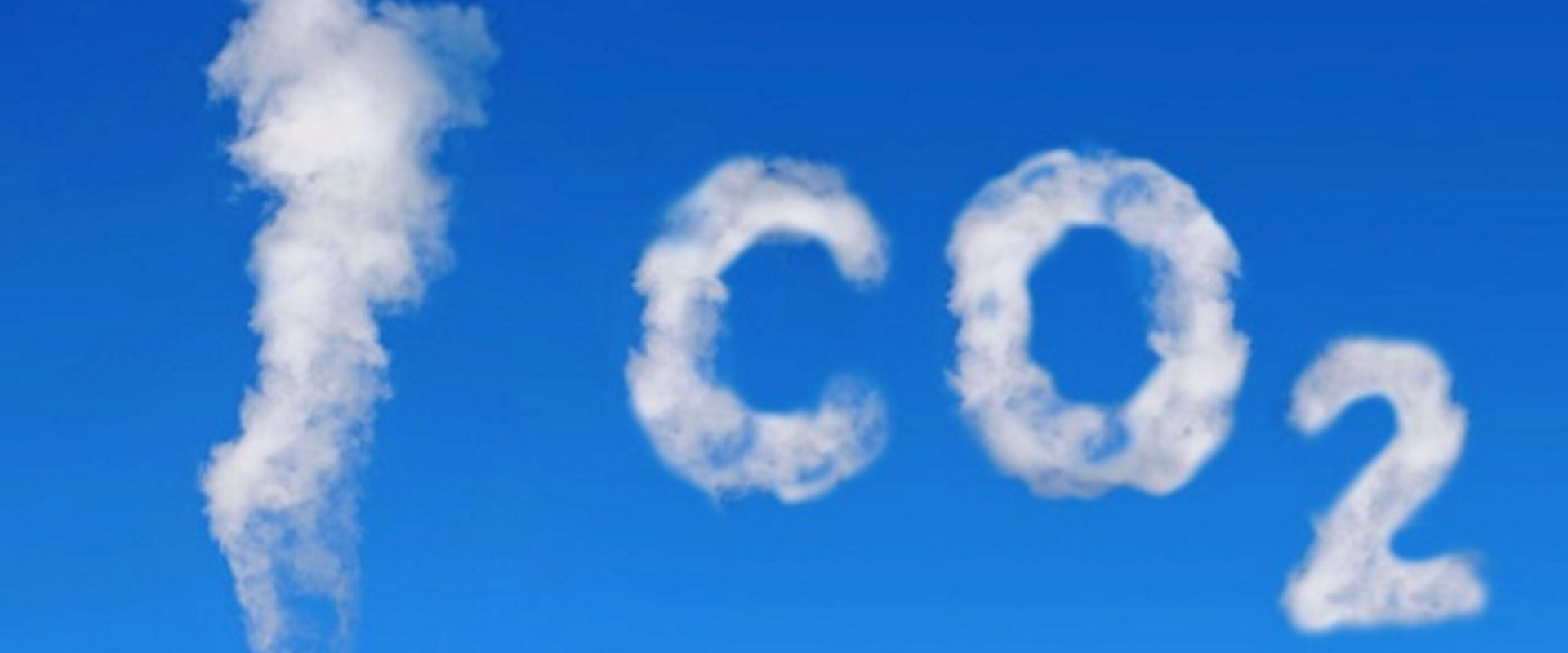 CO2-sky på blå himmel