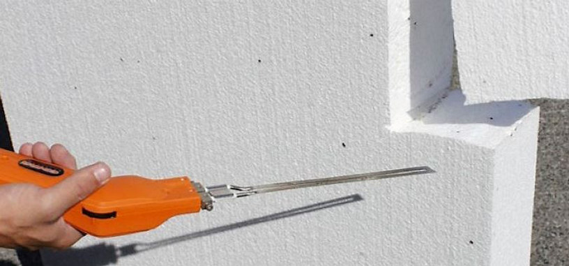 Viser hvordan man kan skjære i isopor med varmekniv