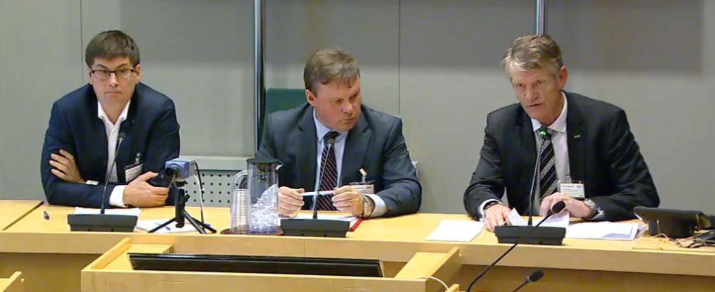 Even Aas (Kongsberg Gruppen), Torbjørn Svensgård (FSi) og Kjell Kringsjå (Nammo) i høring om eksport av forsvarsmateriell. (Skjermdump fra Stortingets nett-tv)