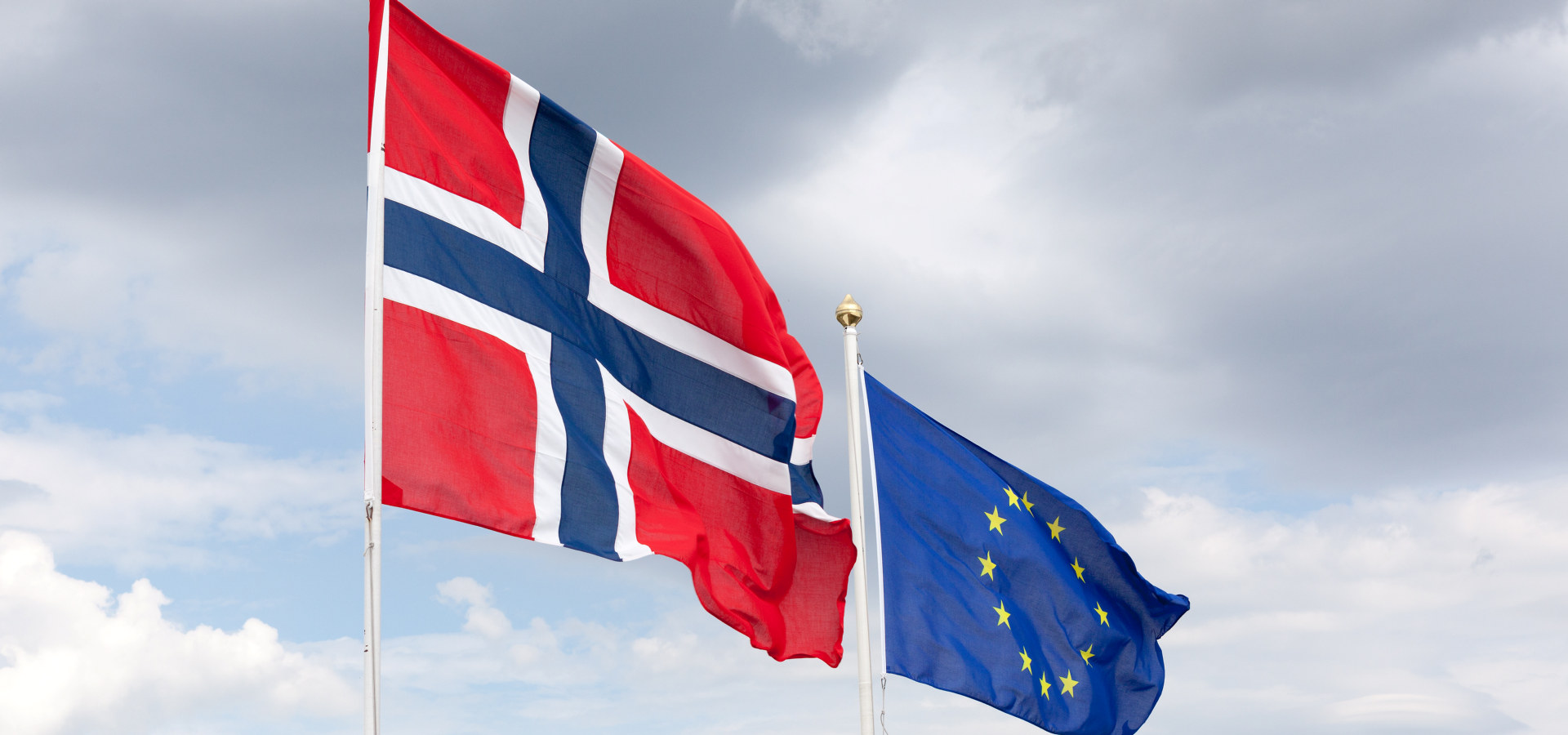 Norsk flagg og EU-flagg 