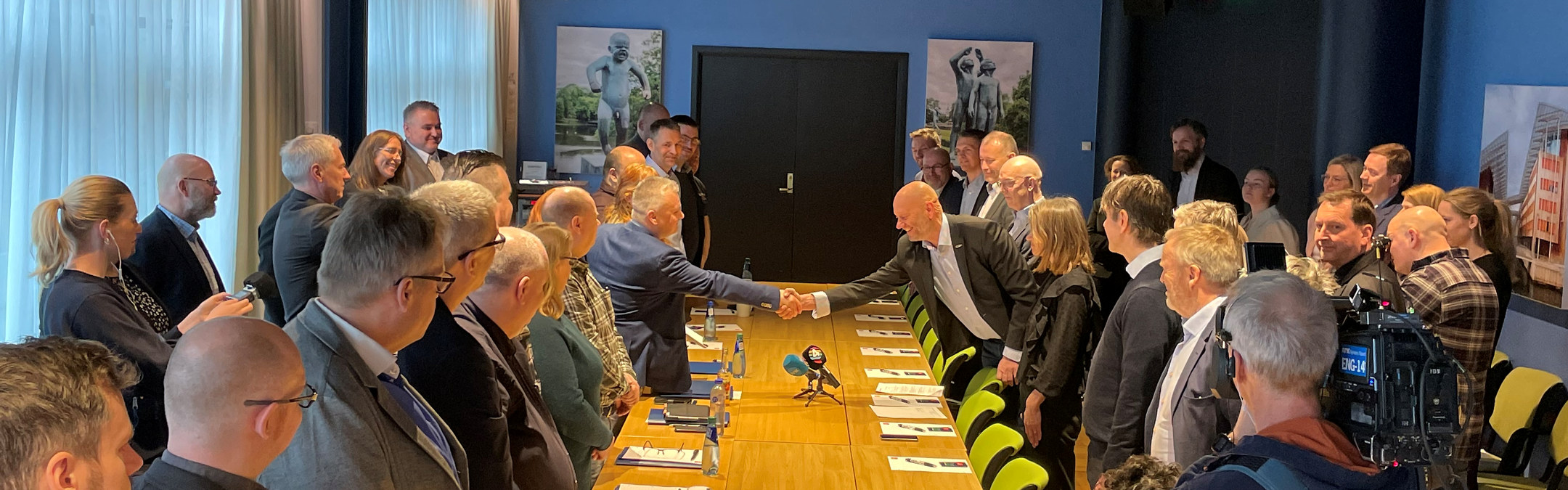 Kravoverlevering for tariffoppgjøret 2022 ved leder Jørn Eggum i Fellesforbundet og adm. dir. i Norsk Industri Stein Lier-Hansen. Foto: Cathrine Westlie Eidal / Norsk Industri