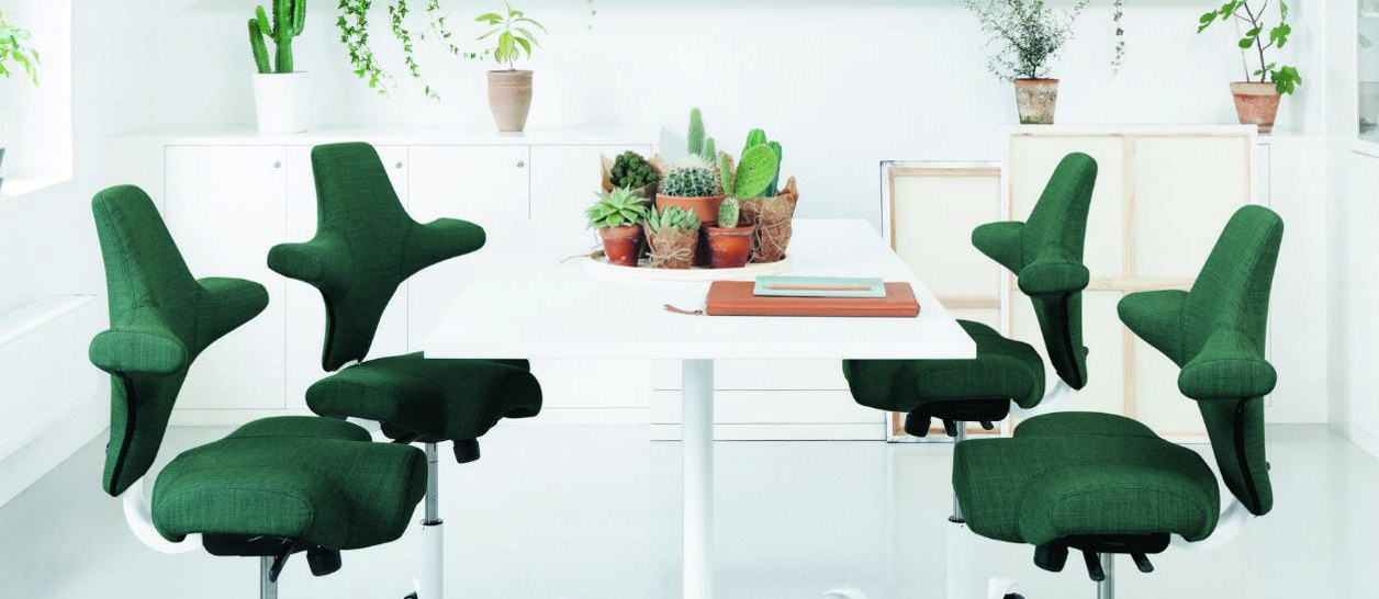 Grønne stoler rundt et bord