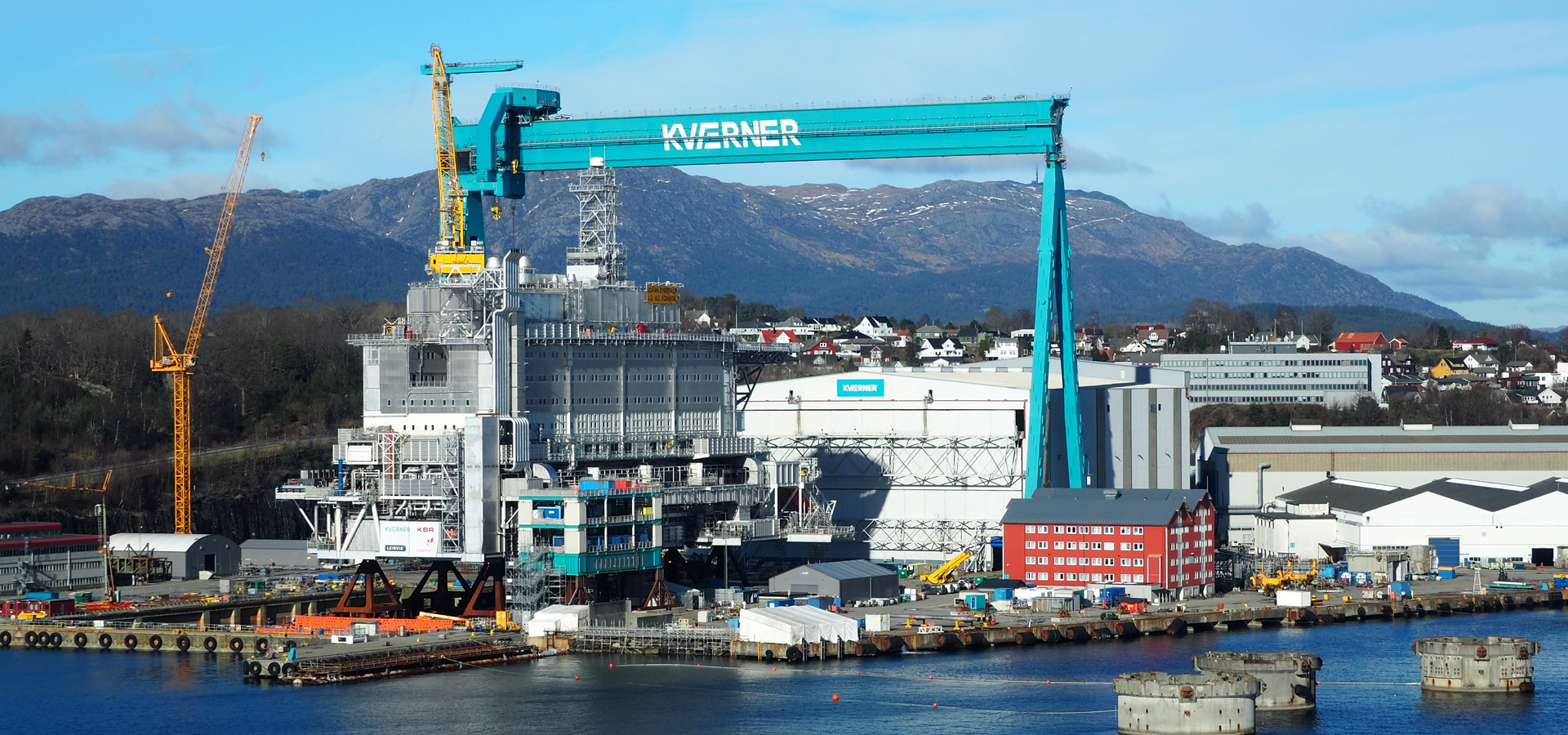 Boligplattformen på Johan Sverdrup hos Kværner Stord. I bakgrunnen er Nord-Europas største kran. Foto: Cathrine W. Eidal / Norsk Industri