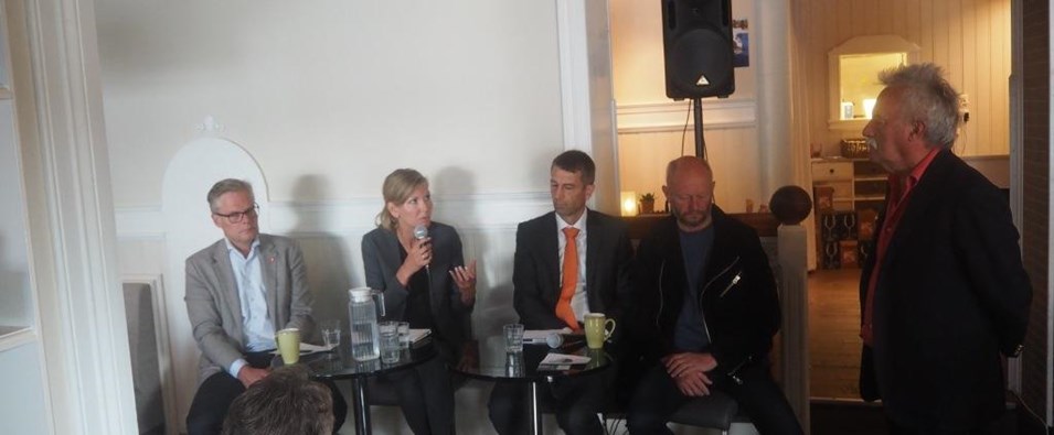 Hans Martin Limi, Marianne Marthinsen, Rolf Jarle Aaberg, Stein Lier-Hansen og ordstyrer Finn Langeland.