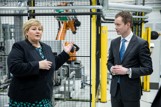 Statsminister Erna Solberg åpnet Siemens nye batterifabrikk i Trondheim i januar 2019. Her sammen med Torstein Sole-Gärtner, leder for batterifabrikken. Foto: Siemens