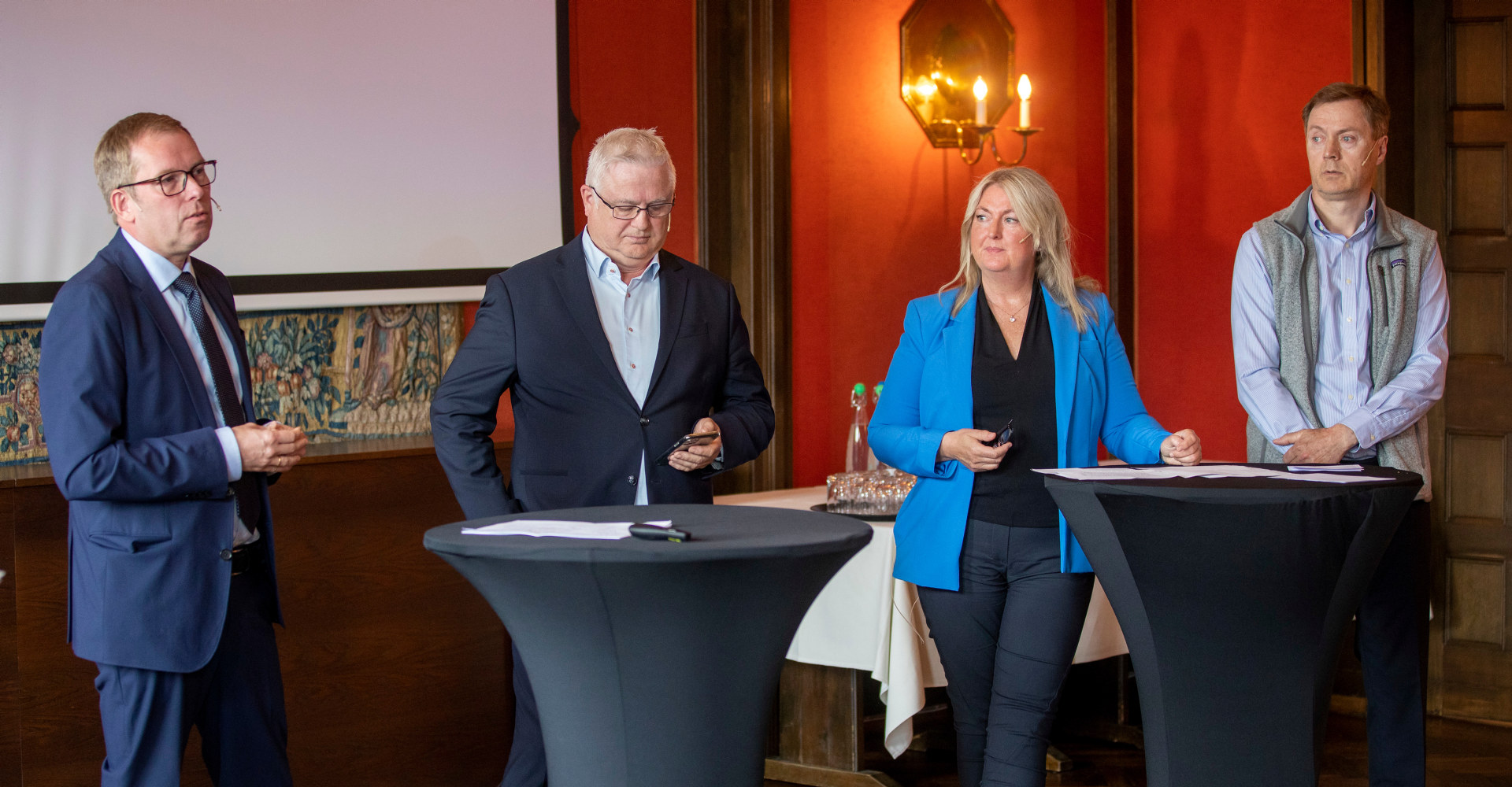 Fire mennesker på scenen i forbindelse med rapportlansering 