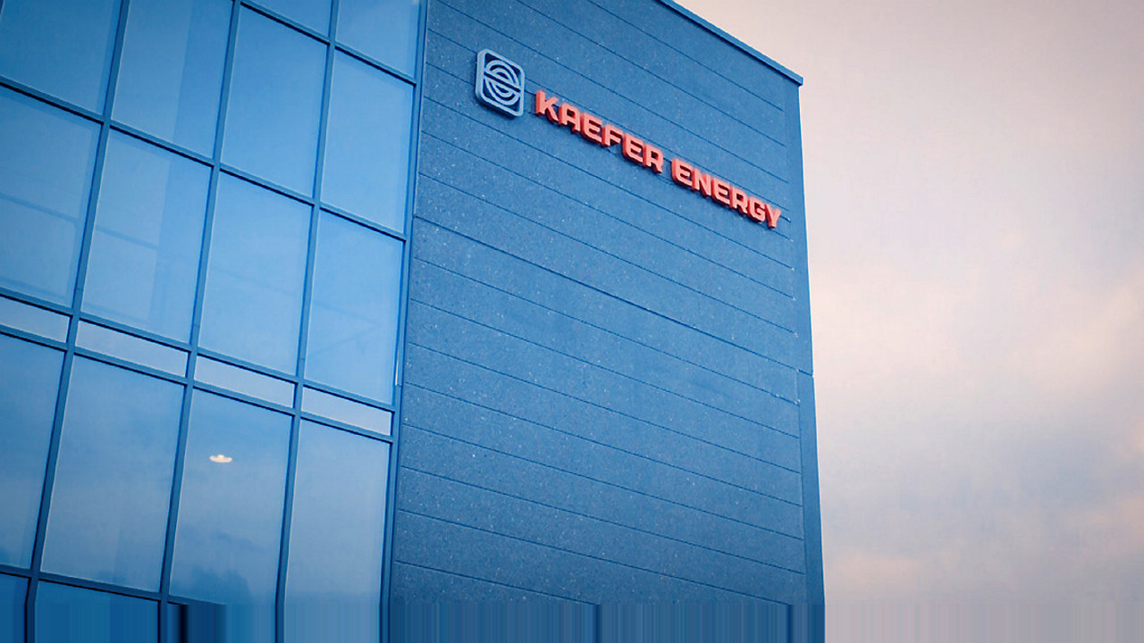 Bygning med Kaefer Energy logo på veggen