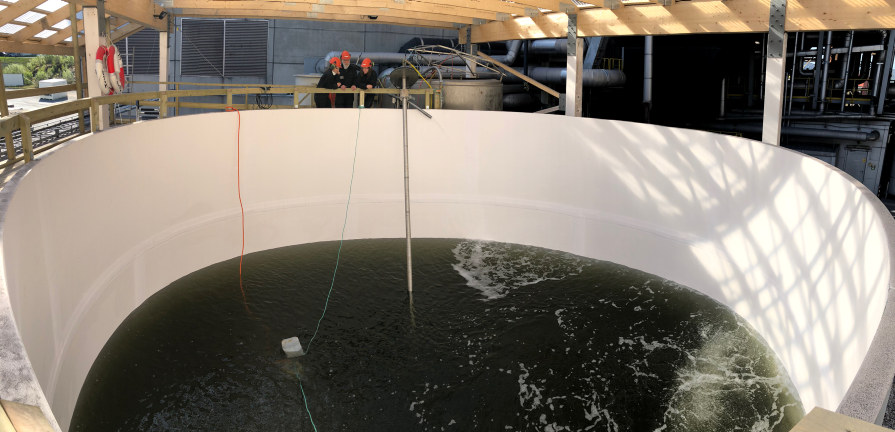 Verdens største algebioreaktor. Tanken har kapasitet til 300 000 i algebiomasse. Foto: Finnfjord AS