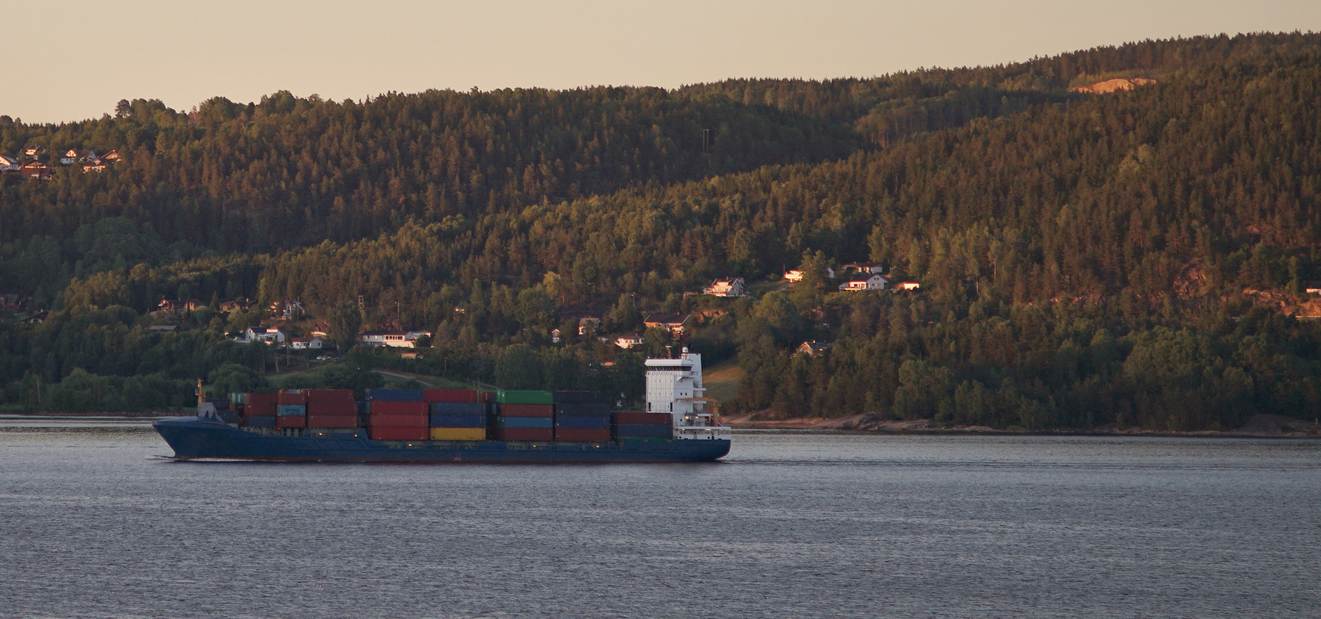 Containerskip i fjord 