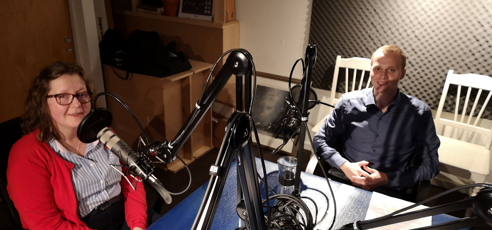 To mennesker i podcast-studio