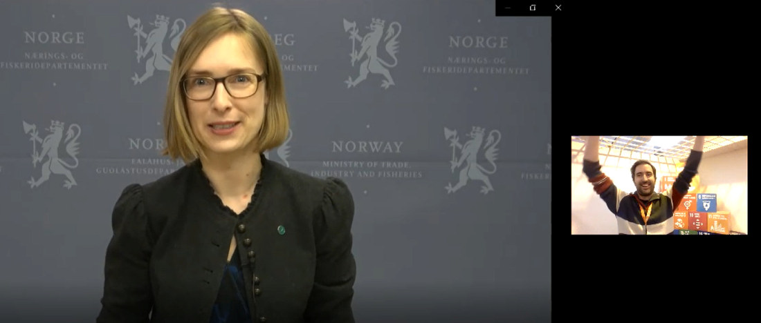 Næringsminister Iselin Nybø leser opp vinneren i kåringen av Norges smarteste industribedrift, Norsk Gjenvinning! Til høyre en glad produksjonsdirektør Adis Cengic. Skjermdump fra det digitale kåringsarrangementet