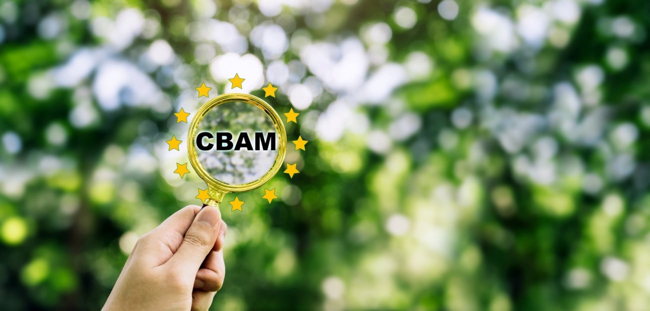 Illustrasjon som viser et forstørrelseglass hvor det står CBAM