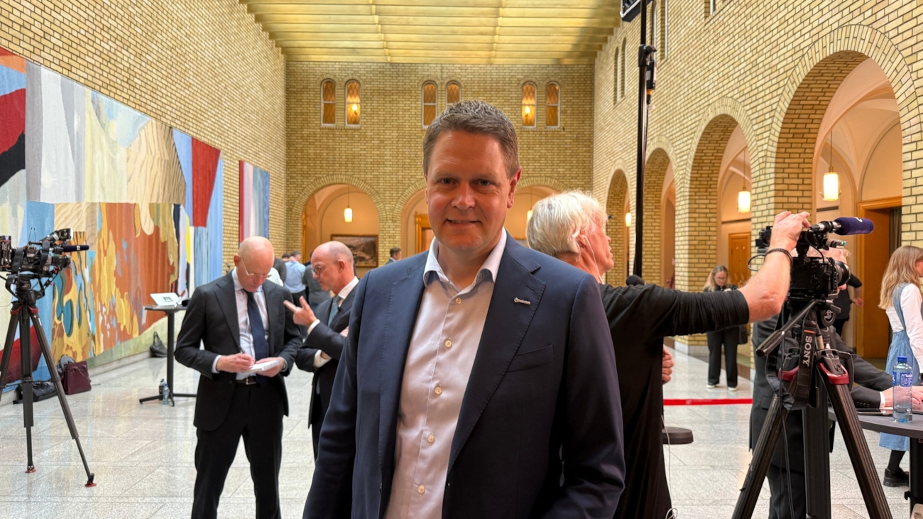 Blid mann i Vandrehallen på Stortinget