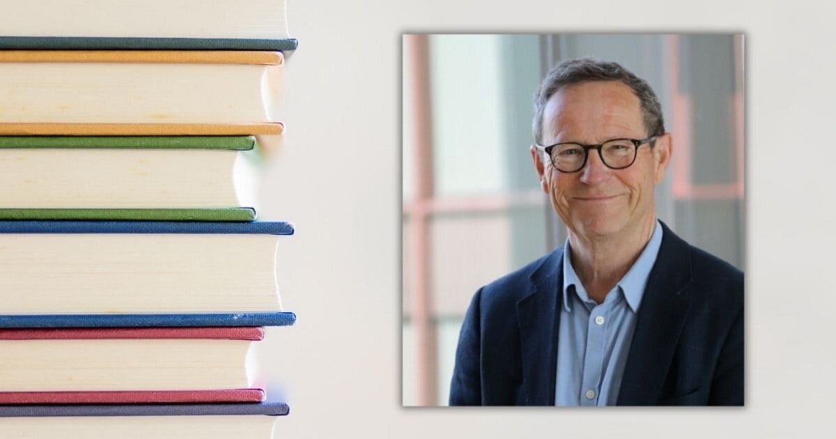 Bilde av bøker i en stabel med et innfelt portrettbilde av en mann - Robert Wright - som er bransjesjef i Grafisk bransjeforening