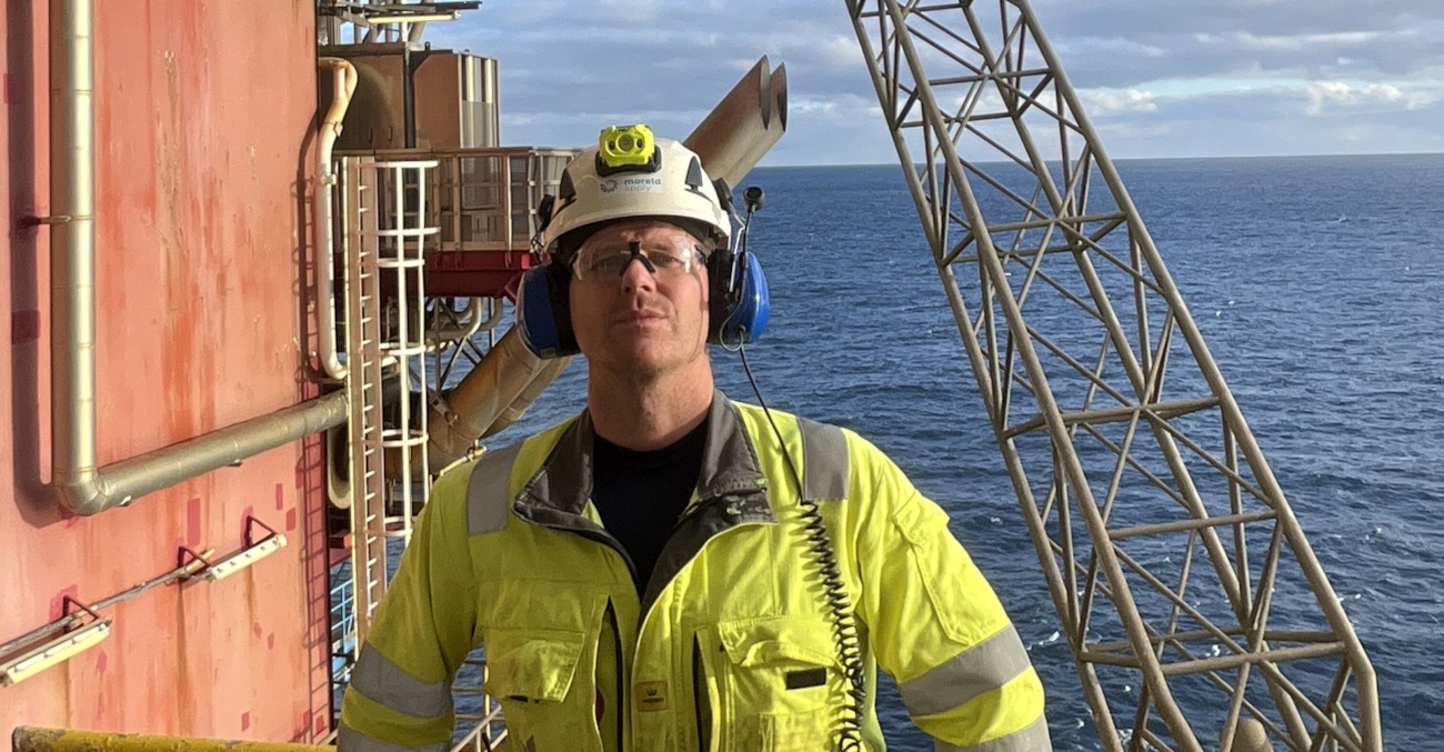 Mann i arbeidsutstyr på oljeplattform