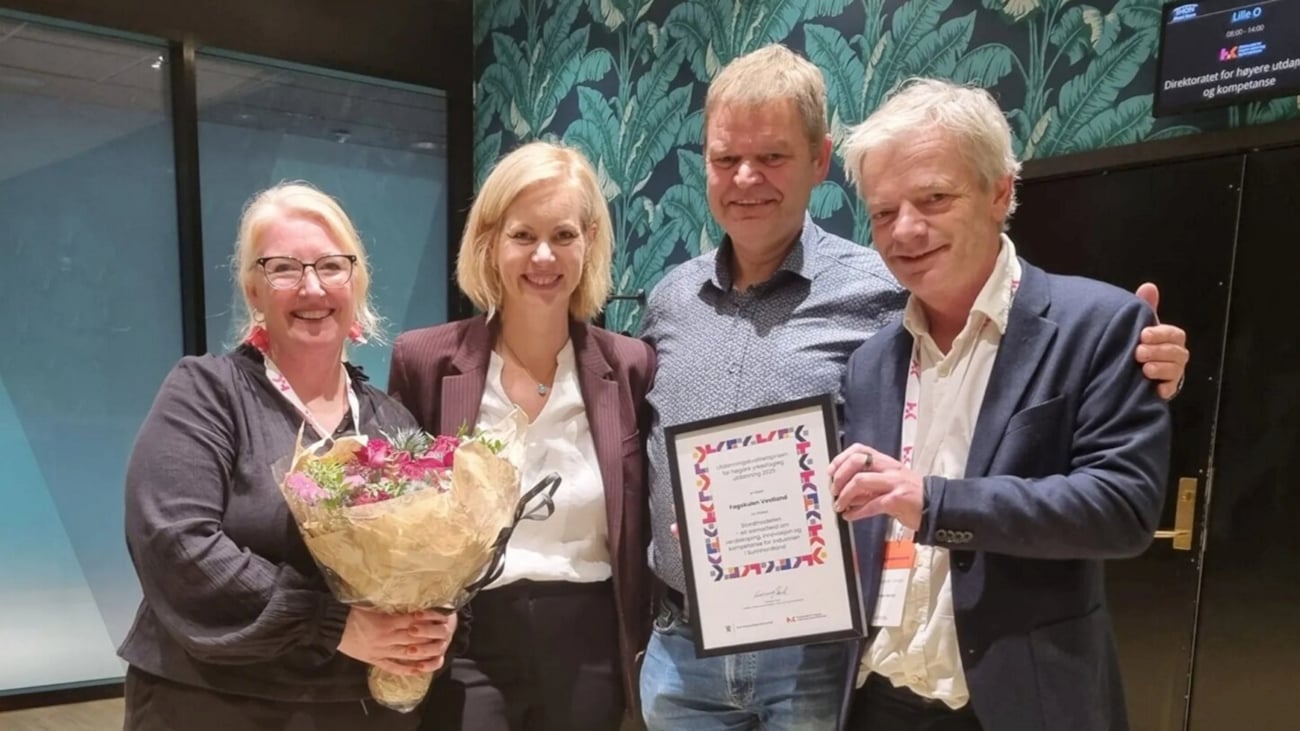 Fire personer samlet i forbindelse med prisutdeling.