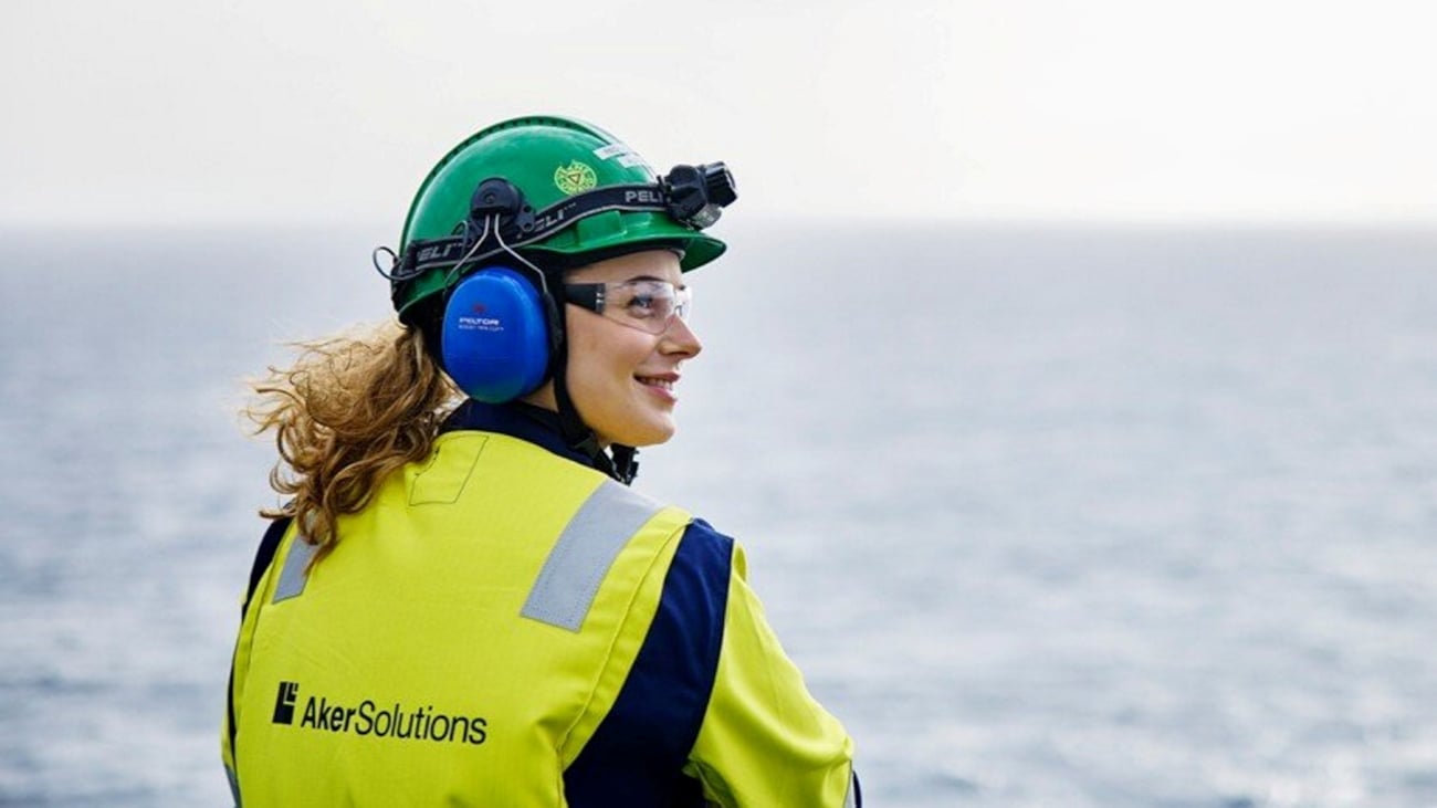 Ansatt i Aker Solutions avbildet på jobb på sjøen
