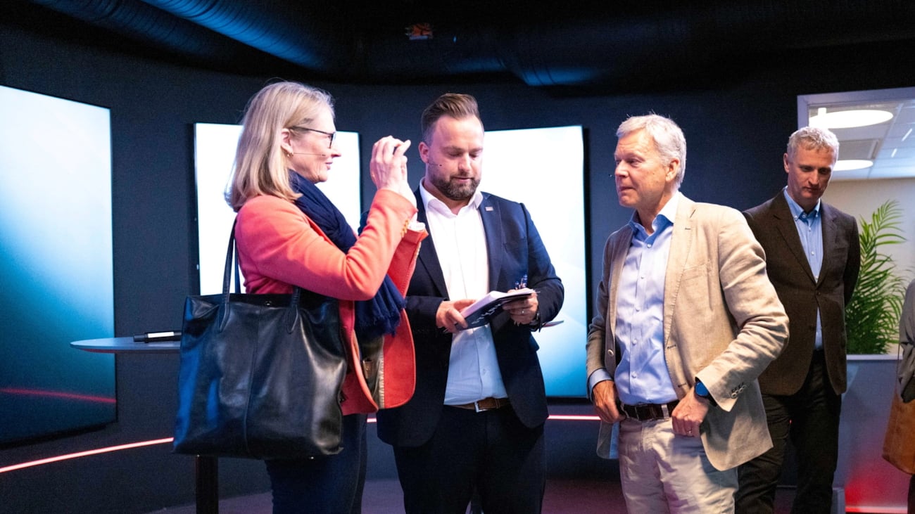 Blide mennesker på en scene