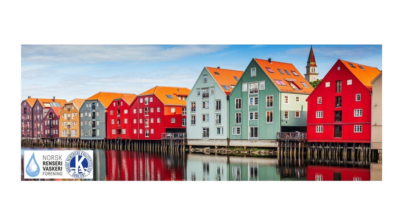 Trondhiem med fargerike hus og vann