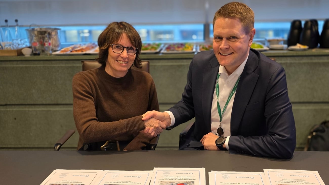 To personer som gir hverandre et håndtrykk