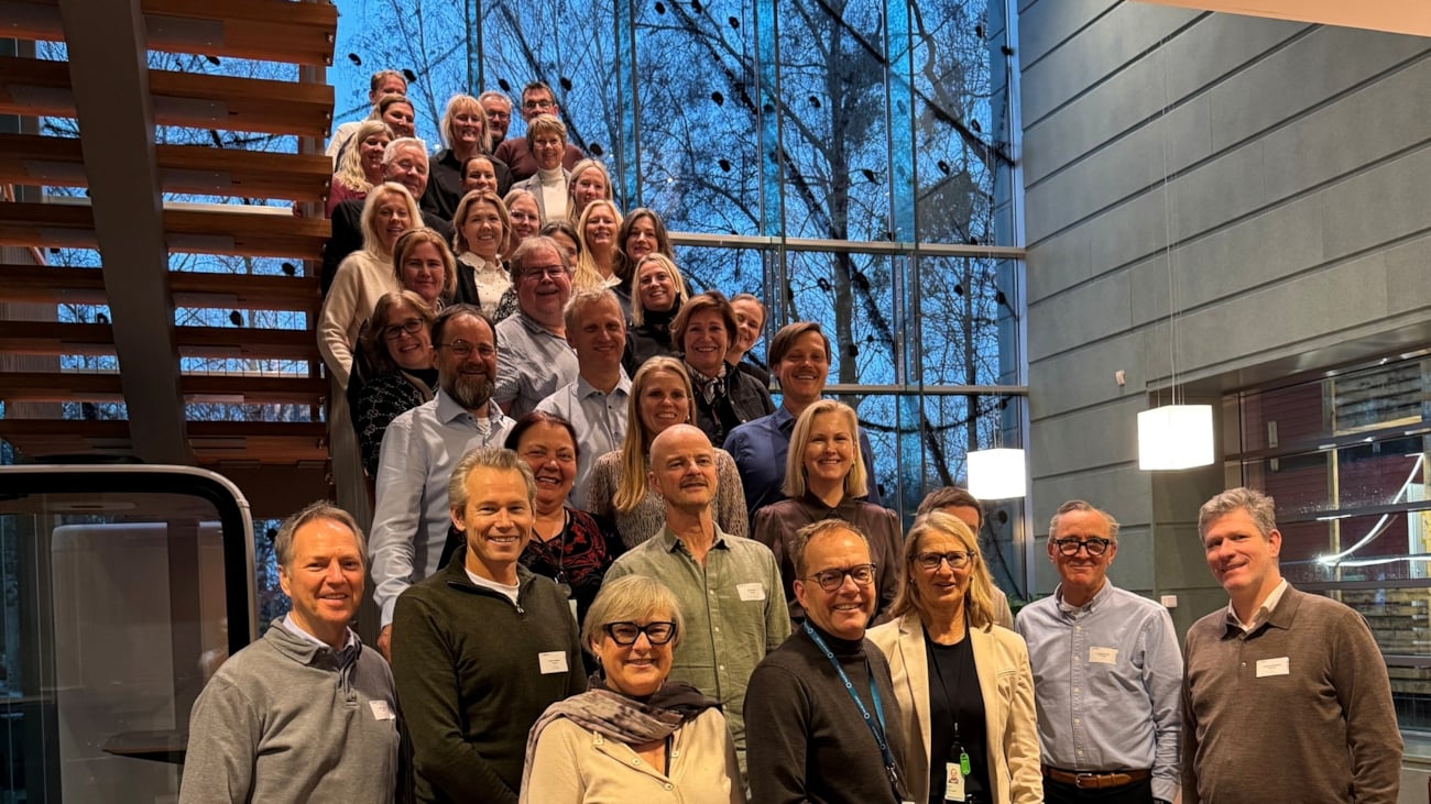 En stor samling av blide folk på samling