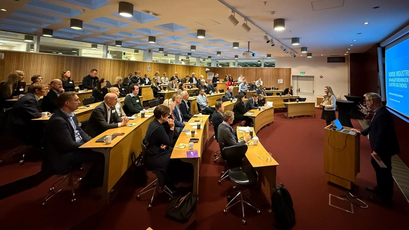 En sal full av mennesker på et arrangement