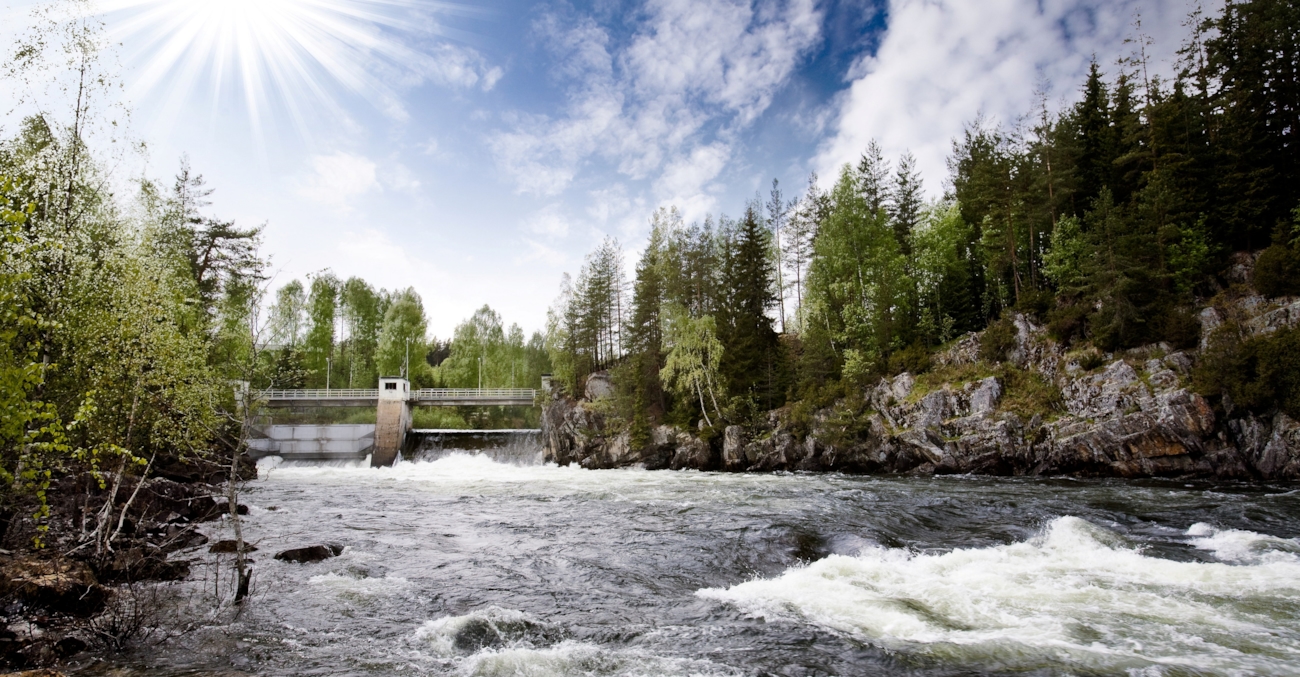 Vannkraftverk i skogen