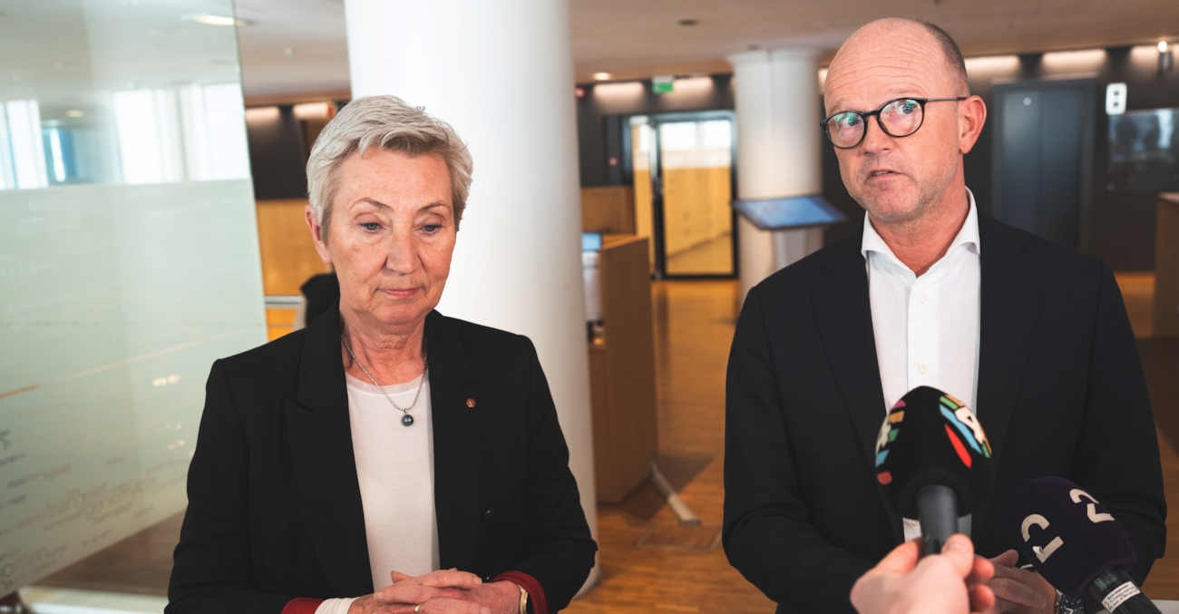 To mennesker foran pressen