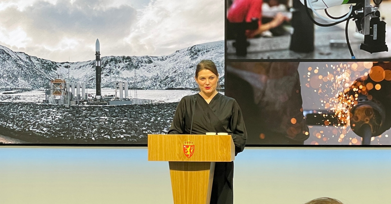 Person på scene bak en talerstol