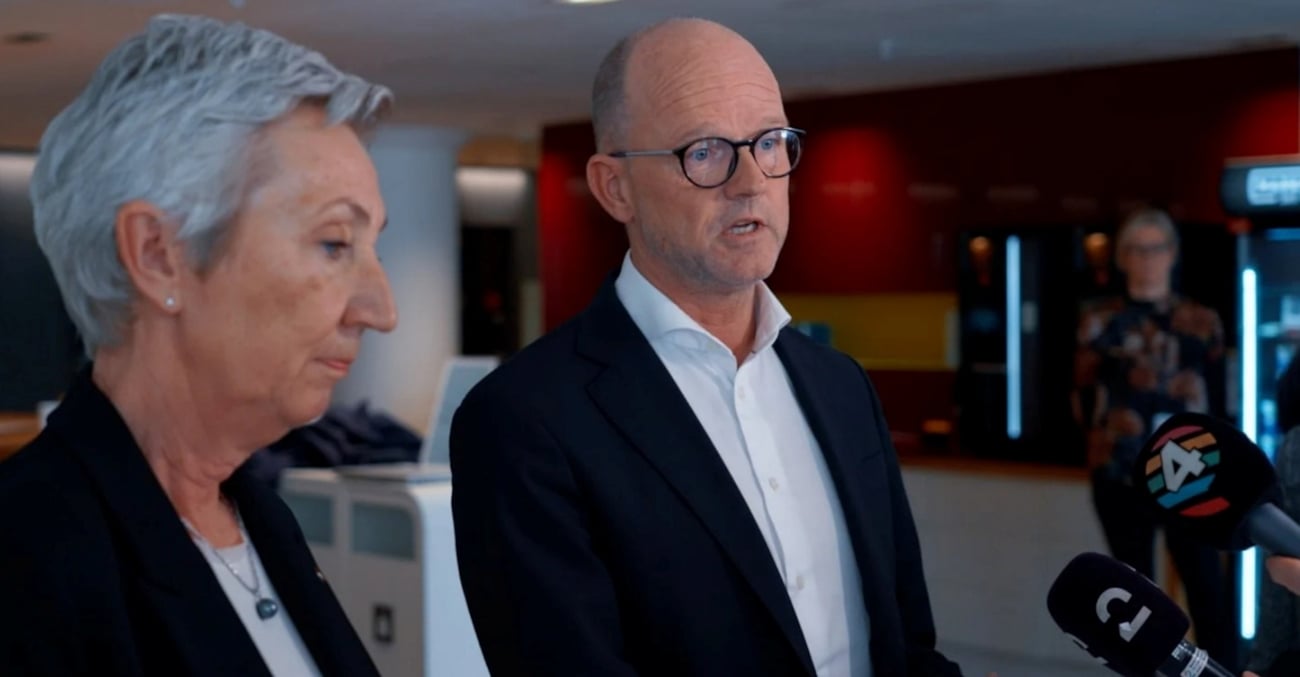 To personer som blir intervjuet av journalister.