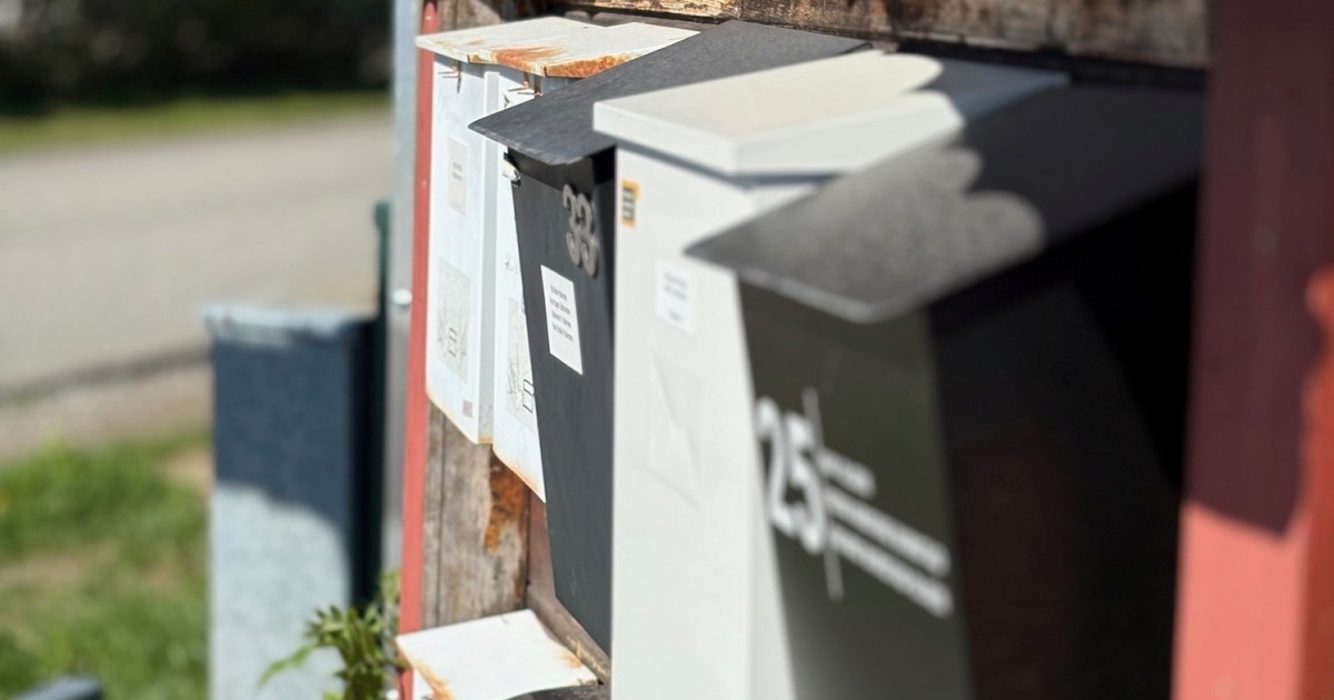 Bilde av et postkassestativ med postkasser