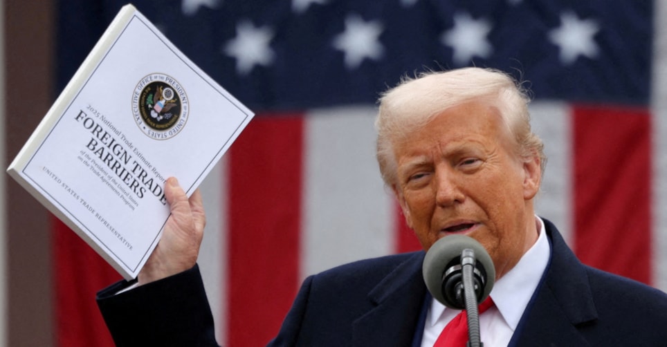 Donald Trump avbildet i forbindelse med innføringen av nye tollsatser 2. april 2025.