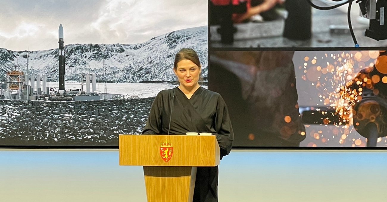 Person på scene bak en talerstol