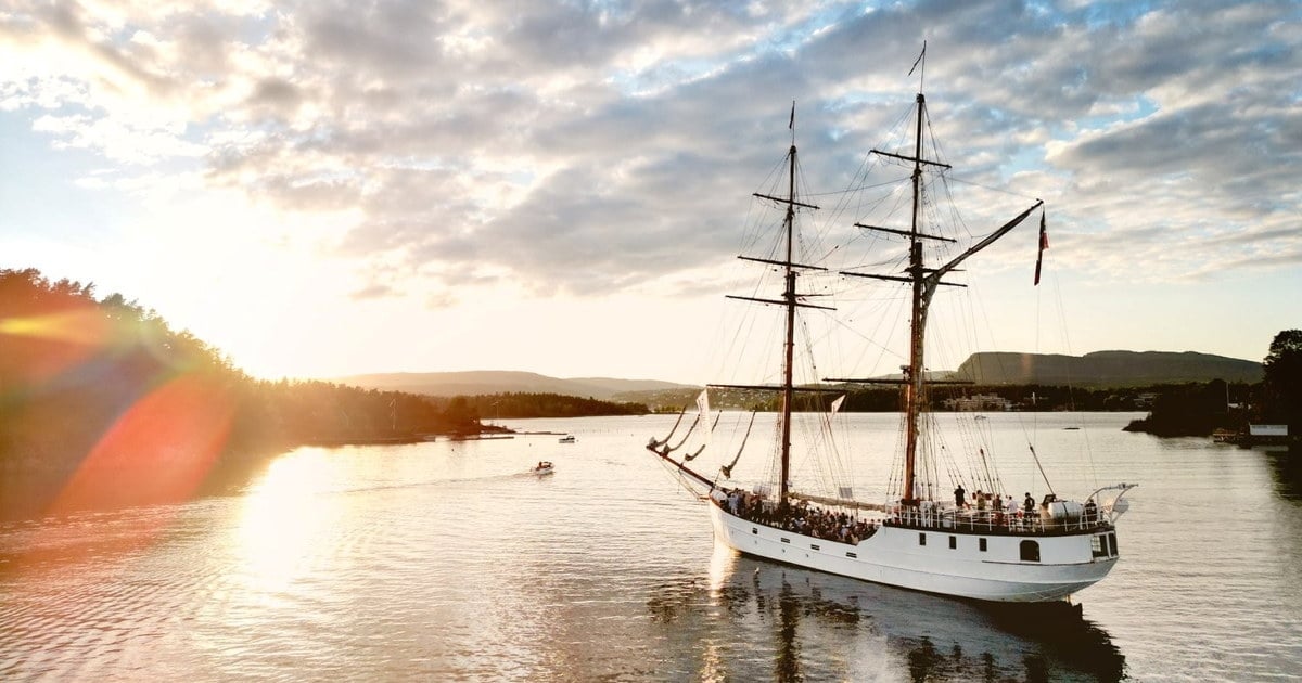 Seilskuta S/V Legend i solnedgang på Oslofjorden.