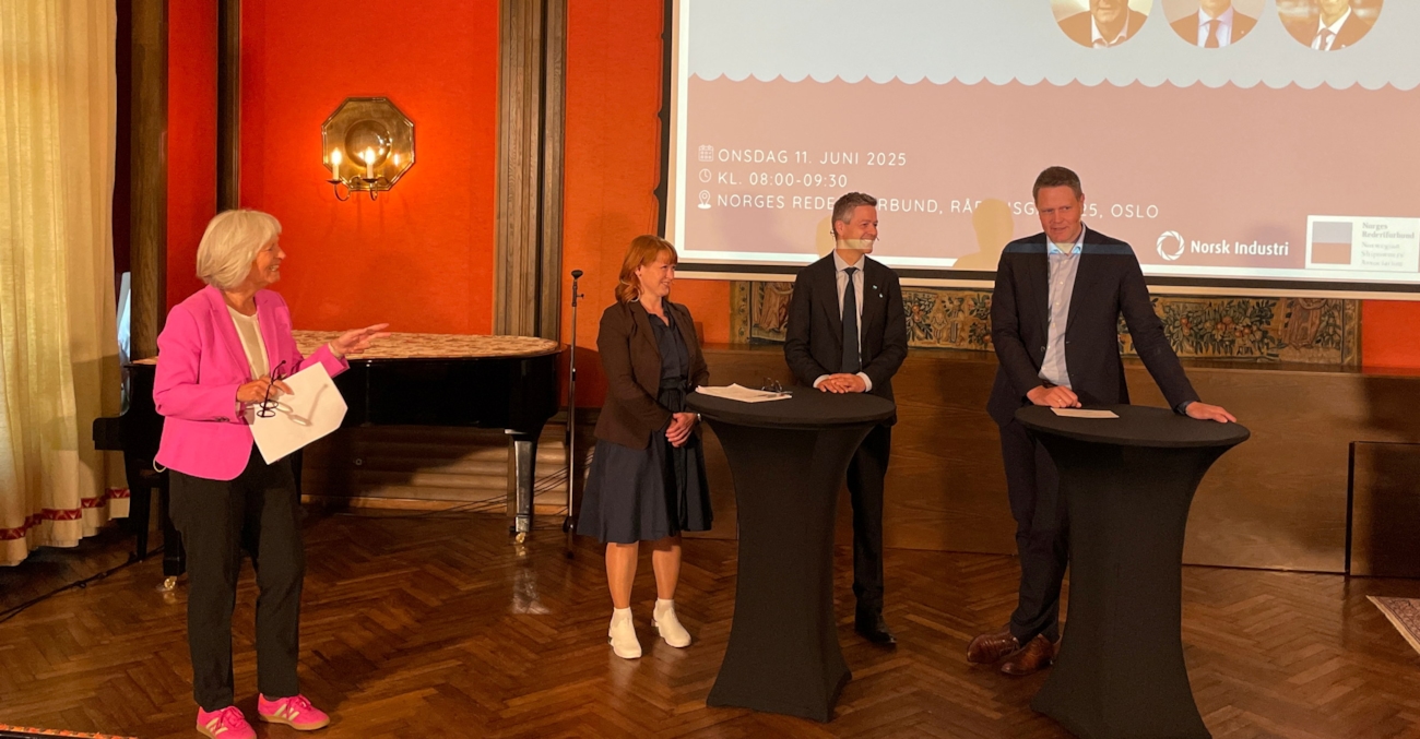 Fire mennesker i samtale på en scene