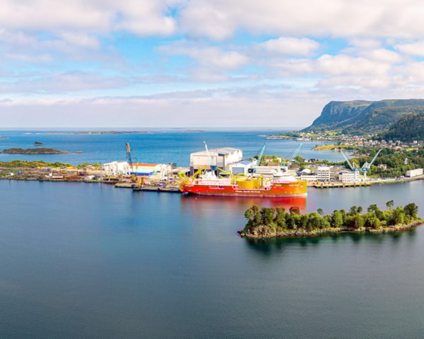 Industri, hav og landskap. Ulsteinvik.