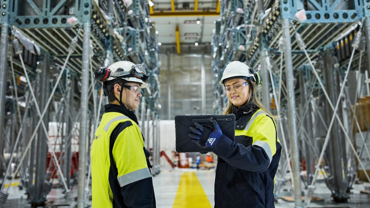 To arbeidere i et fabrikkmiljø