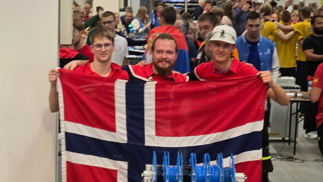 Tre personer i konkurransesituasjon med norsk flagg