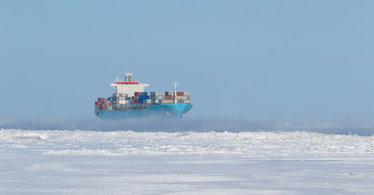 Containerskip på islagt hav