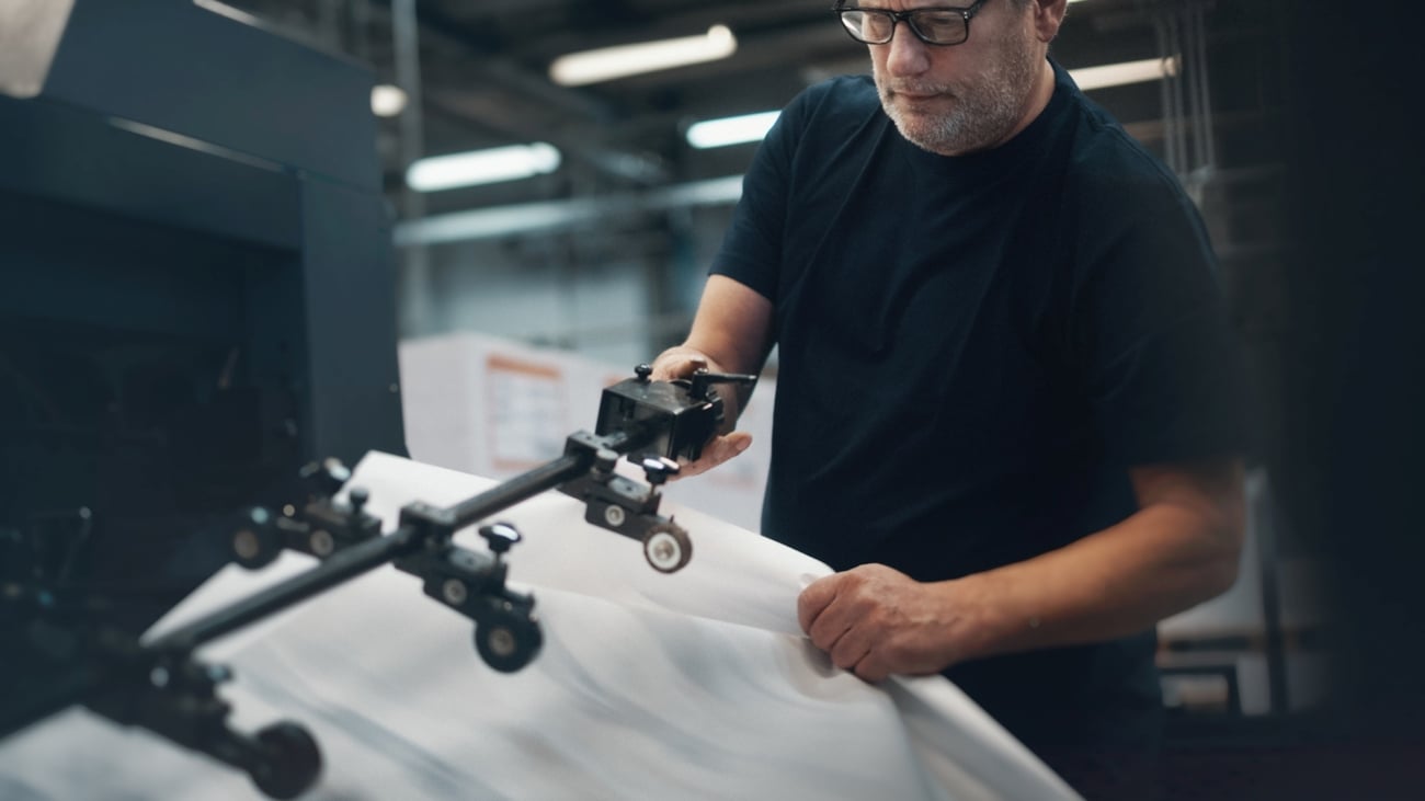 Mann som jobber i grafisk bedrift