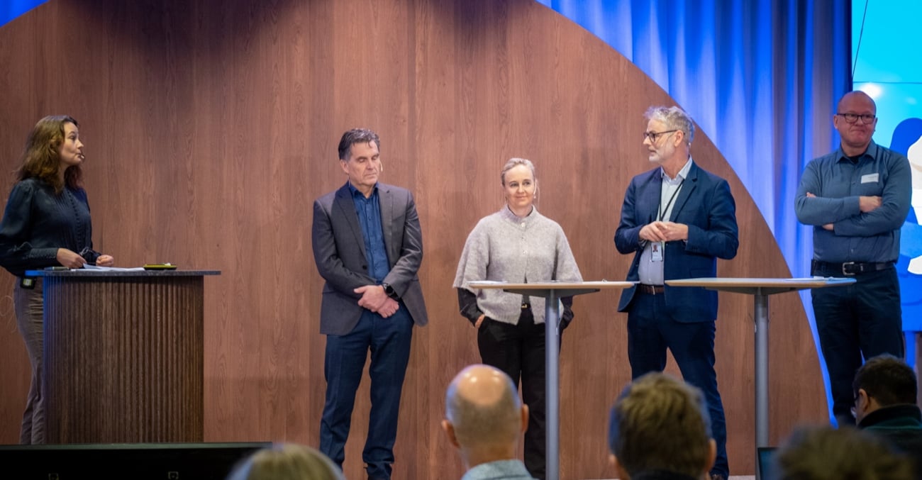 Fem mennesker på en scene