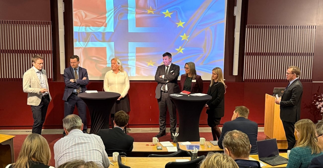 Seks mennesker på en scene