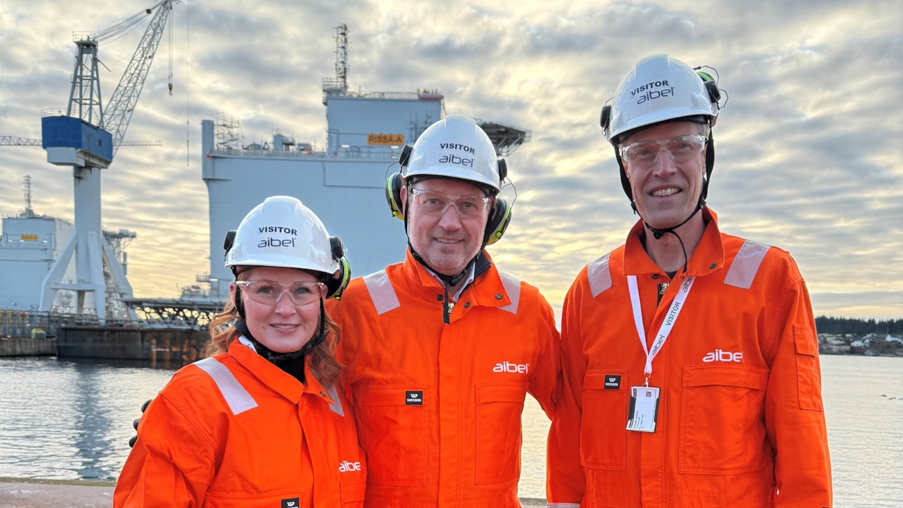 Tre mennesker i kjeledress med hjelm