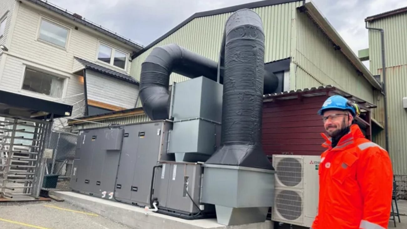 Mann utenfor industrianlegg