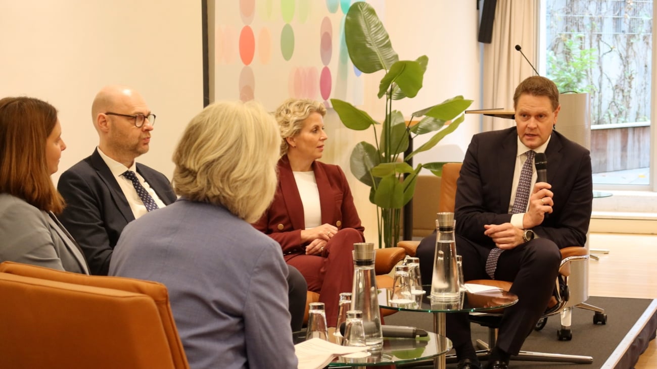 Mennesker sittende i en sofa på en scene