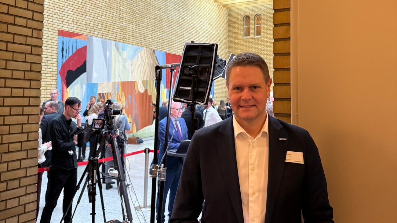 Person i Vandrehallen på Stortinget