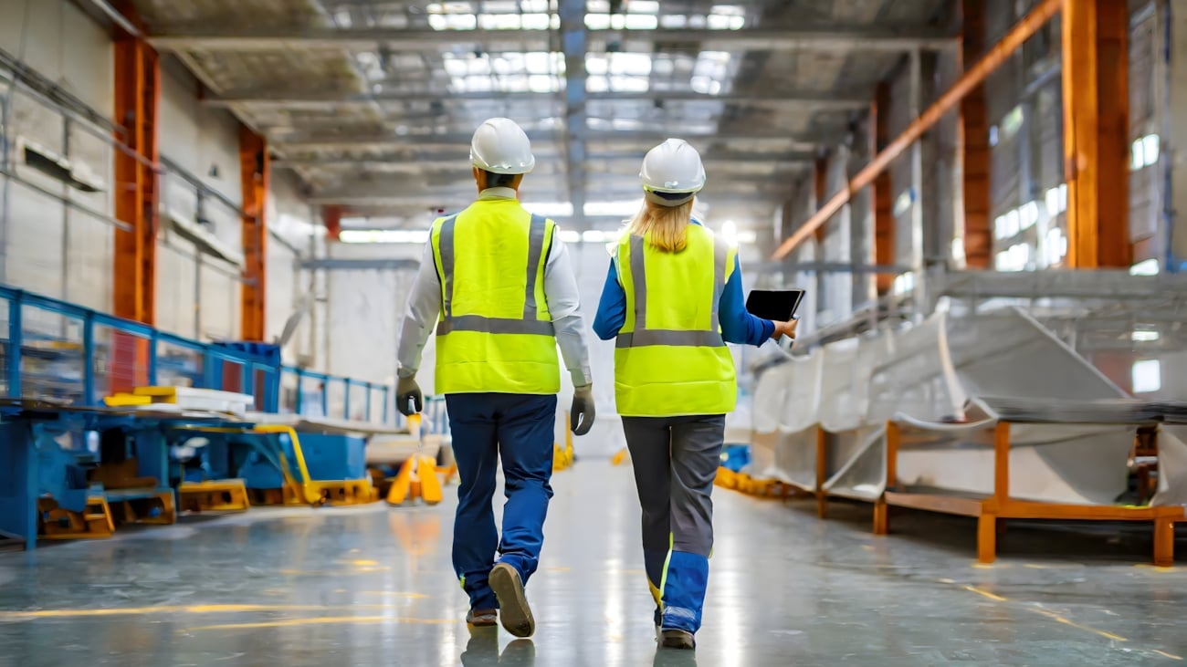 To HMS-inspektører i industrihall