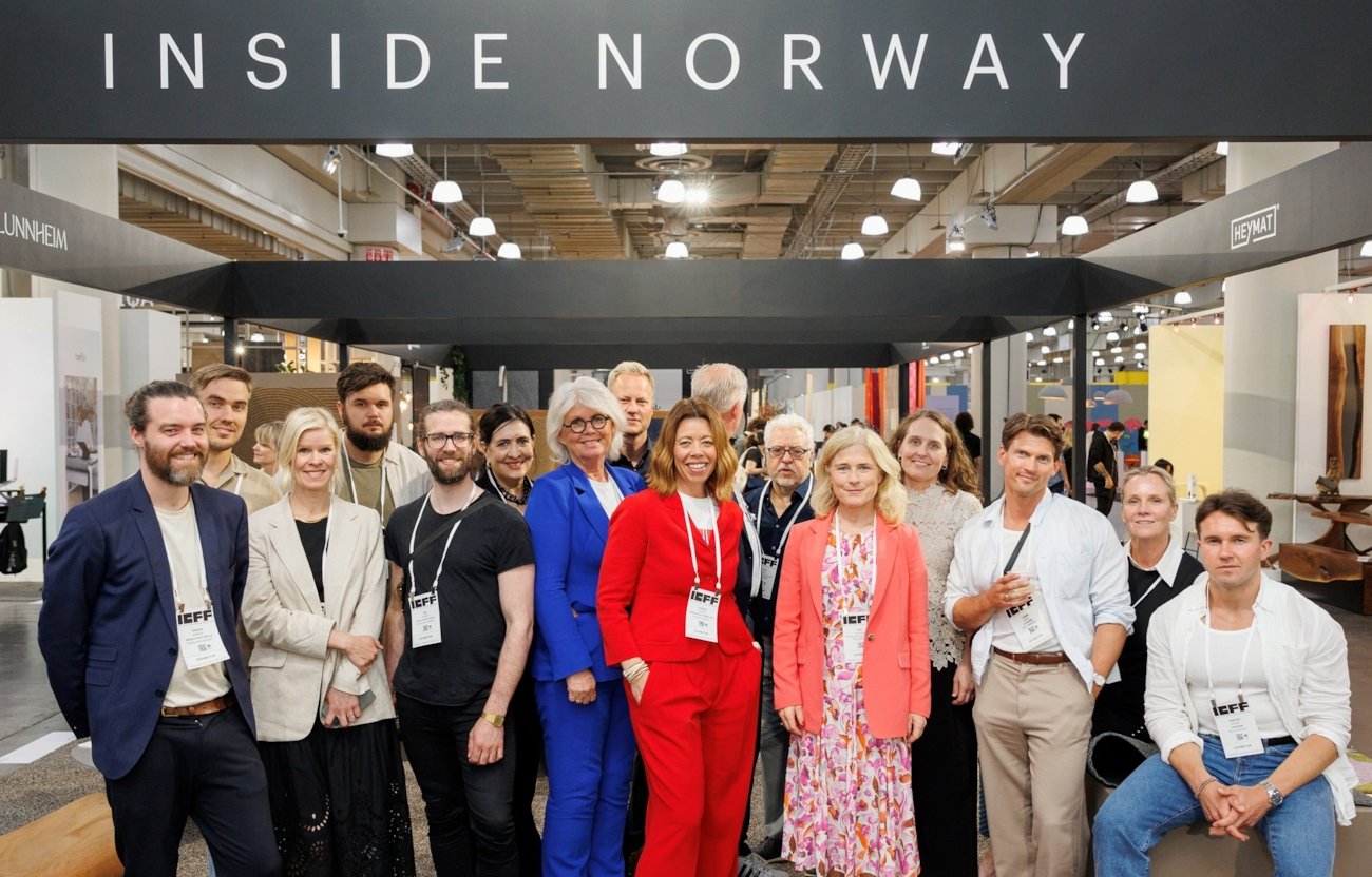 En gjeng blide folk på interiørmesse