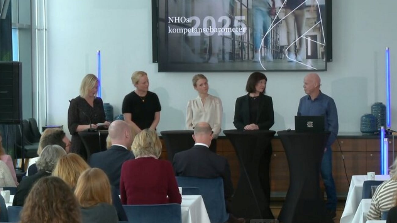 Fem mennesker på en scene