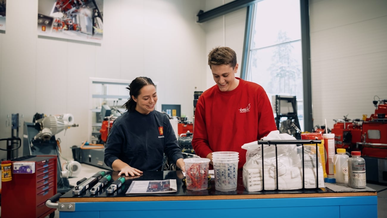 To unge fagarbeidere på jobb i en industribedrift